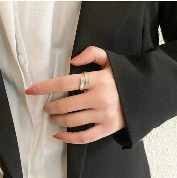 🎉🎉NEW🎉🎉 GORGEOUS!! Adjustable White Enamel And CZ Baguettes Claw Ring - Picture 4 of 16